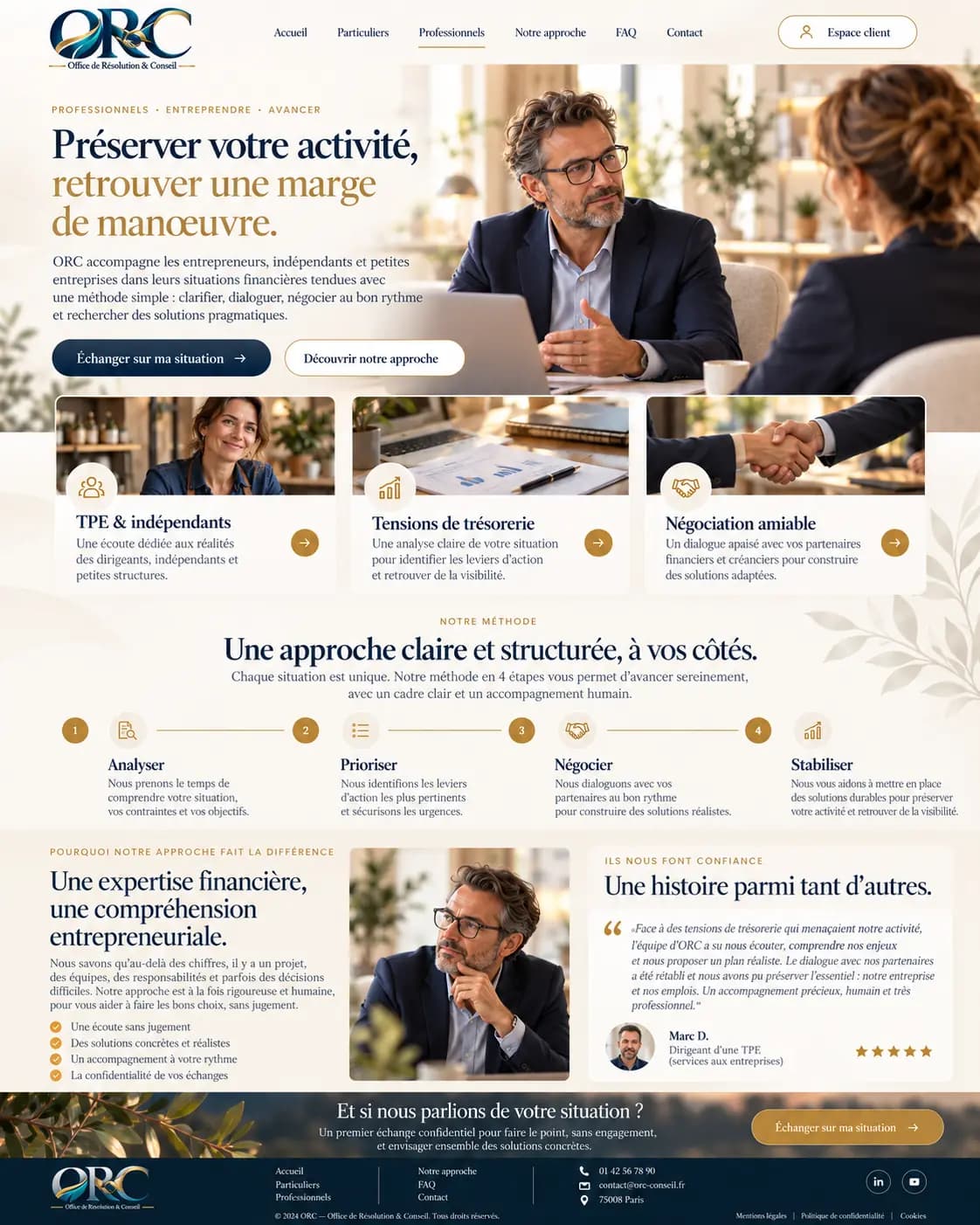 Une personne échange avec une conseillère dans un bureau lumineux