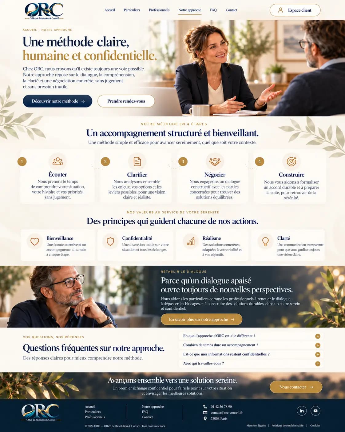 Une personne échange avec une conseillère dans un bureau lumineux