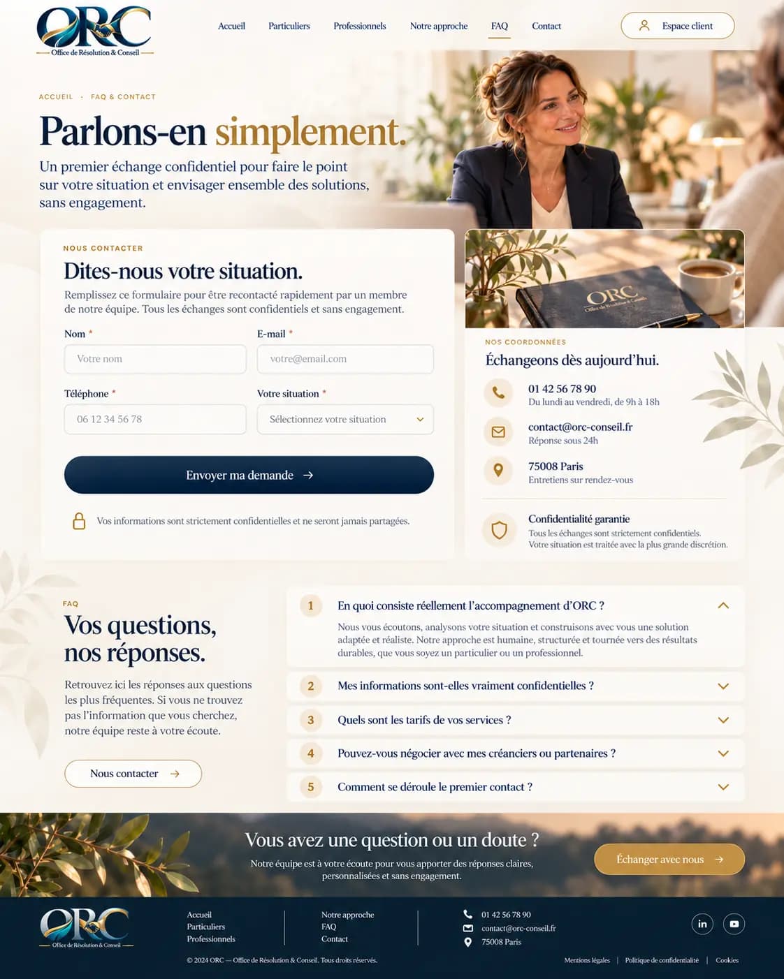 Une personne échange avec une conseillère dans un bureau lumineux